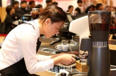 [포토]정성을 다하는 바리스타