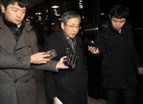 `이미경 CJ 퇴진압박` 조원동, 11시간 조사…朴 지시 중점 캐물어