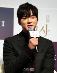 [포토]인사말하는 배우 이원근