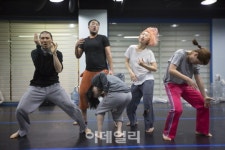 춤의 공간에서 만나는 판타지와 물리적 힘