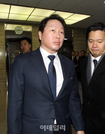 [포토]국정조사장으로 입장하는 최태원 SK그룹 회장