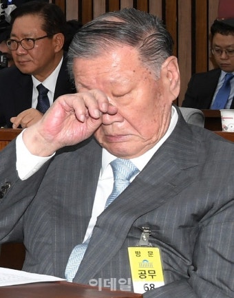[포토]'국조특위 1차 청문회', 피로한 눈을 비비는 정몽구 현대차 회장