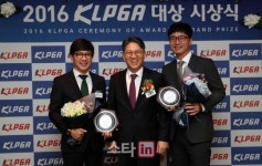 [포토]여민규 써닝포인트컨트리클럽 대표-이데일리 김인오 기자,  2016 KLPGA 감사패 수상