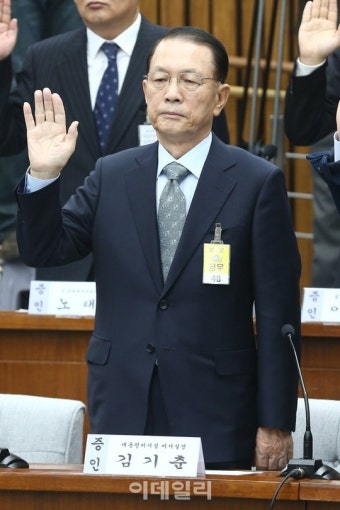 [포토]'국조특위 2차 청문회', 증인 선서하는 김기춘 전 대통령비서실장