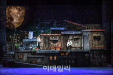 무대에 다시 뜬 서울의 달…아쉬움 남긴 초연
