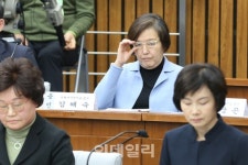 [포토]안경을 고쳐쓰는 김혜숙 이화여대 교수