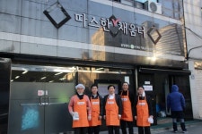 이데일리 봉사단, 서울역 따스한 채움터 찾아 도시락 전달