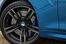 [포토] 강인한 드라이빙 퍼포먼스를 암시하는 BMW M2의 휠과 브레이크 시스템