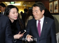 [포토]질문에 답하는 이태종 한화 사장