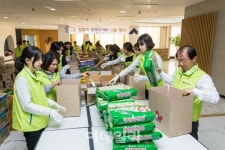 [포토]광주銀, 사랑의 설맞이 행복꾸러미 나눔 행사 펼쳐