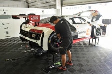 [포토] [아시안 르망] R8 LMS GT3 레이스카를 정비 중인 팀 아우디 코리아의 미케닉