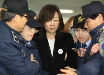 조윤선, 구속 후 첫 특검 출석.. 수의 입지 않고 안경 착용
