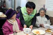 [포토]농협유통과 함께하는 사랑의 떡국 나눔