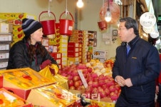 [포토]주영섭 중기청장 한민시장 방문