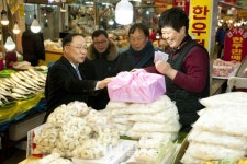 [포토]홍남기 미래부 제1차관, 설맞이 전통시장 방문-2