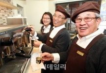 [포토] 노인들이 운영하는 플러스카페-종로구