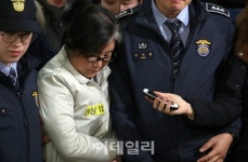 [포토]비선실세 최순실, 오늘은 말없이