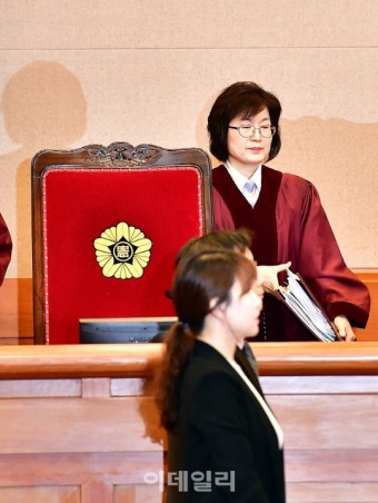 [포토]탄핵심판 10차 변론 참석하는 이정미 헌법재판소장 권한대행
