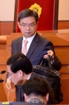 아이비에스법률사무소오장환변호사 | [포토]입장하는 박근혜 대통령측 이중환 변호인