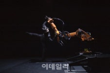 로봇팔과 무용의 만남 황이 & 쿠카 14일 개막