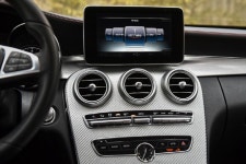 [포토] 화이트 카본 패널과 팝업 디스플레이가 적용된 2016 메르세데스-벤츠 C 450 AMG 4Matic의 실내 ...