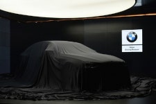[포토] 베일 속에서 헤드라이트로 시선을 끄는 BMW 뉴 5시리즈