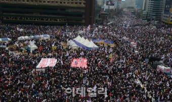 [포토] 태극기 흔들며 탄핵반대 집회