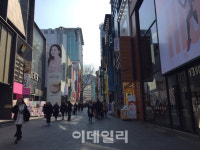 [르포]유커 발길 끊긴 명동…싹쓸이 대신 아이쇼핑만