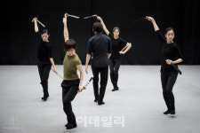 검무와 댄스, 민요와 팝 뒤섞어…한국의 美 담은 혼합