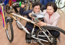 [포토] 어르신들께 재생자전거 전달하는 양천구청장