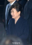 [포토]박근혜 전 대통령, 4년만에 찾은 삼성동 사저