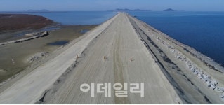 '새만금 동서도로' 건설공사 공정 30%.. 2020년 준공 예정