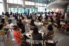 낮에 즐기는 콘서트, 밤에 감상하는 연극