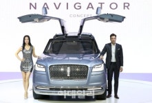 [포토] 배우 데이비드 맥기니스, 럭셔리 SUV ‘내비게이터 콘셉트’와 함께