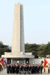 [포토]현충원 나서는 문재인 후보