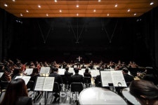 시간 옮기고 가격 낮추고…공연장, 이래도 안올래?