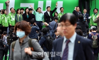 [포토]출근길 지지 호소하는 안철수