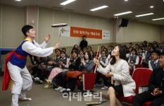 한화그룹 찾아가는 예술교실 진행..장애청년 국악연주 공연