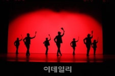 전통춤에 현대의상…류무용단이 펼치는 상상