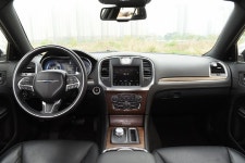 [포토] 넉넉한 공간이 돋보이는 크라이슬러 300C의 실내 공간