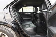 [포토] 안락한 공간이 시선을 끄는 크라이슬러 300C의 2열 공간