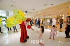 [포토]타임스퀘어, 동심 가득 플레이 그린 퍼레이드 개최-2