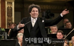 세계적 구스타보 두다멜, 모국 베네수엘라 정권 비판 나서