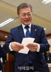 [문재인 시대]투표로 뽑힌 첫 안경 쓴 대통령...출신 지역은 식상