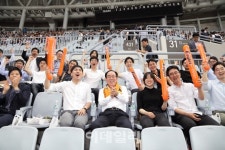 한화건설 임직원, 야구장 단체응원..이글스 데이 개최