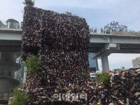 [서울로 개장][포토] 예술품이냐? 흉물이냐?…슈즈트리 관심 집중