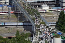 [포토]철길 위 공중보행로