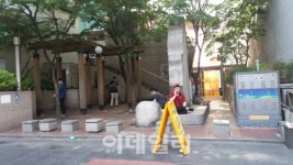 화생방실 같아서요…흡연자도 등돌린 흡연부스