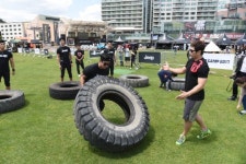 [포토] [지프 캠프 2017] 무거운 타이어를 들어 올리는 스파르탄 레이스 데모팀