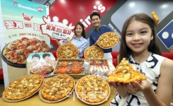 [포토]도미노피자, 여름 신제품 꽃게 온더 피자 맛보고 가세요!